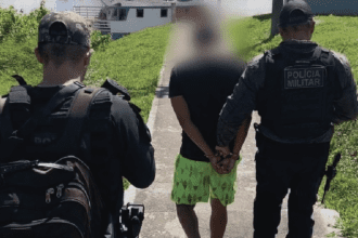 Imagem colorida mostra homem sendo preso por crime em Atalaia do Norte