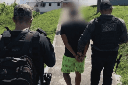 Imagem colorida mostra homem sendo preso por crime em Atalaia do Norte