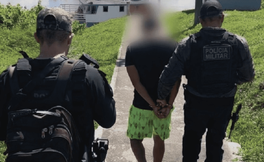 Imagem colorida mostra homem sendo preso por crime em Atalaia do Norte