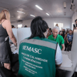 Imagem colorida mostra atendimento da Semasc