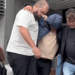 Imagem colorida mostra suspeito sendo preso