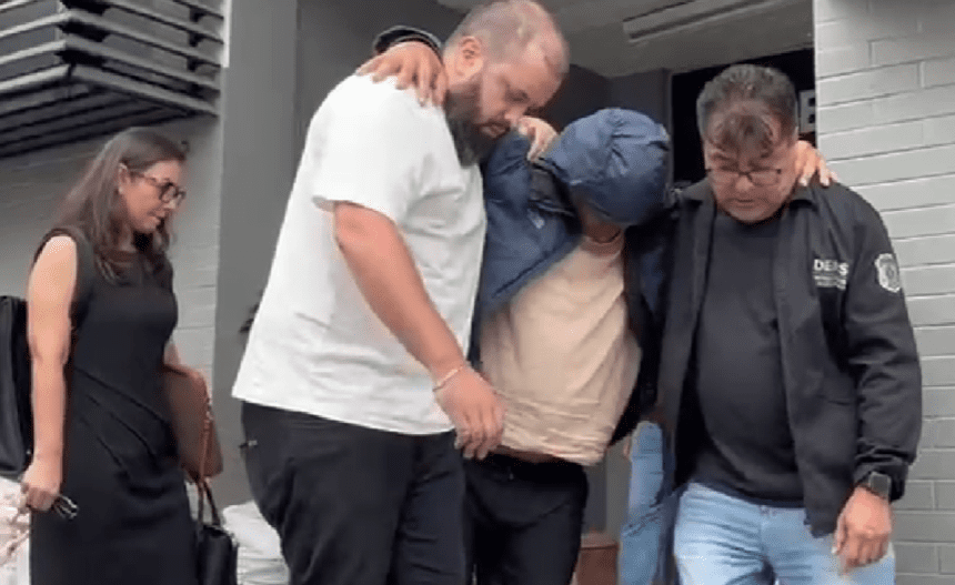 Imagem colorida mostra suspeito sendo preso