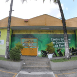 Imagem colorida mostra fachada do Centro de Convivência Magdalena Arce Daou