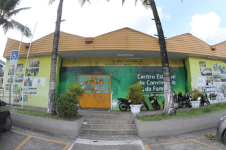 Imagem colorida mostra fachada do Centro de Convivência Magdalena Arce Daou