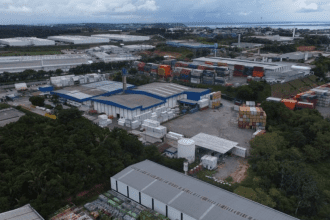 Imagem colorida mostra vista área do Polo Industrial de Manaus