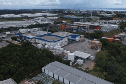 Imagem colorida mostra vista área do Polo Industrial de Manaus