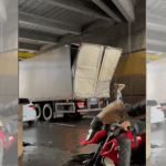 Imagem colorida mostra caminhão entalado em viaduto no bairro São Jorge no dia 12 de junho