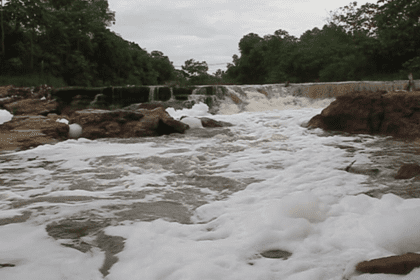 Imagem colorida mostra foto do Igarapé do Tarumã em 2016 coberto de espuma