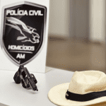 Imagem colorida mostra arma e chapéu do suspeito do crime encontrados pela Polícia