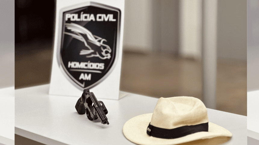 Imagem colorida mostra arma e chapéu do suspeito do crime encontrados pela Polícia
