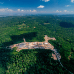 Imagem colorida mostra vista aérea do campo do Azulão da Eneva