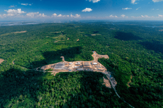 Imagem colorida mostra vista aérea do campo do Azulão da Eneva