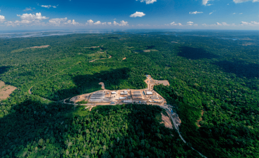 Imagem colorida mostra vista aérea do campo do Azulão da Eneva
