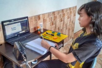 Cheia no Amazonas muda rotina de estudantes e afeta mais de 100 mil famílias