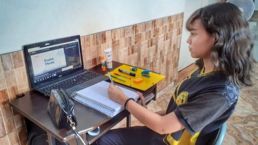 Cheia no Amazonas muda rotina de estudantes e afeta mais de 100 mil famílias