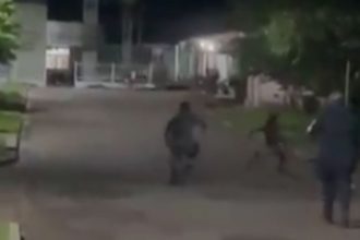 Homem é morto a tiros após atacar policiais durante festa religiosa no Amazonas