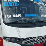 Imagem colorida mostra micro-ônibus encontrado de forma irregular durante operação