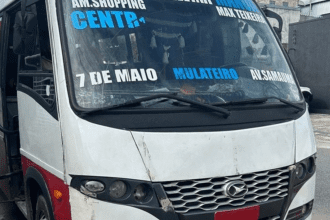 Imagem colorida mostra micro-ônibus encontrado de forma irregular durante operação