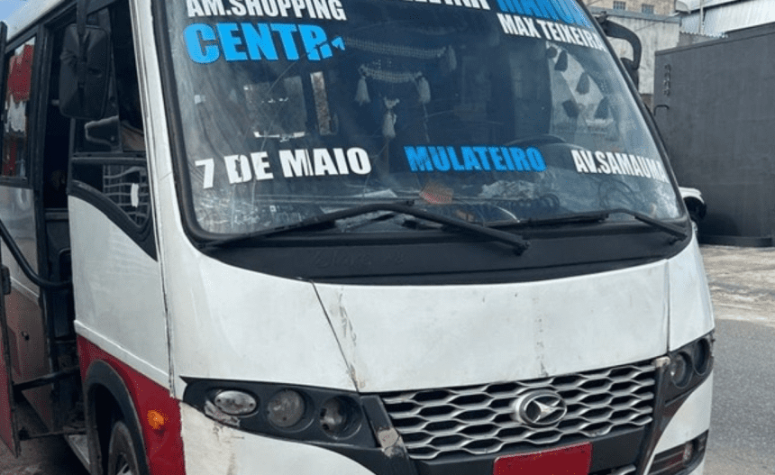 Imagem colorida mostra micro-ônibus encontrado de forma irregular durante operação