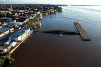 Imagem colorida mostra vista aérea do Porto de Parintins