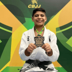 Imagem colorida mostra Kron Cidade com medalha de ouro após fim do campeonato