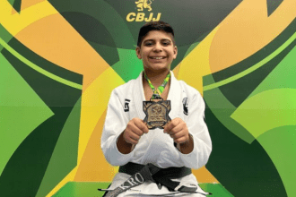Imagem colorida mostra Kron Cidade com medalha de ouro após fim do campeonato