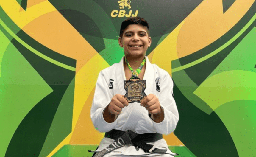 Imagem colorida mostra Kron Cidade com medalha de ouro após fim do campeonato