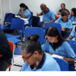 Imagem colorida mostra estudantes do EJA do Sesc