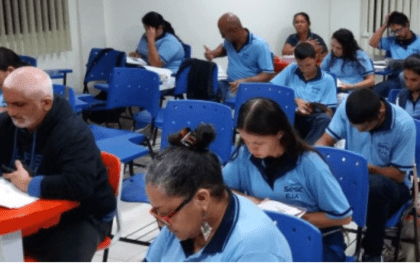 Imagem colorida mostra estudantes do EJA do Sesc
