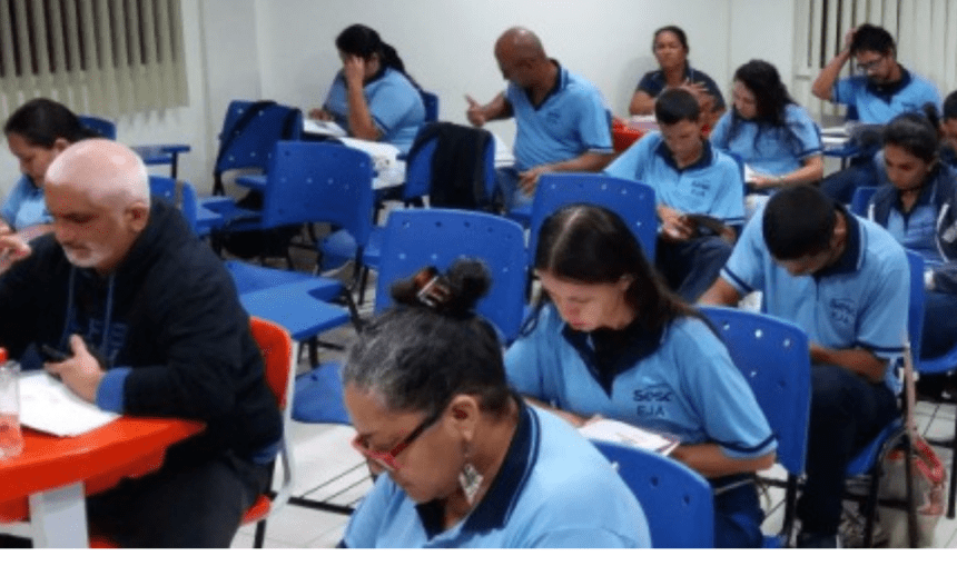 Imagem colorida mostra estudantes do EJA do Sesc