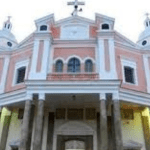 Imagem colorida mostra fachada da Igraja de São José na Praça 14 onde um homem foi preso durante a realização de uma missa