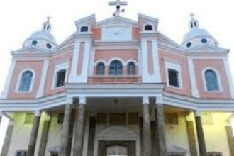 Imagem colorida mostra fachada da Igraja de São José na Praça 14 onde um homem foi preso durante a realização de uma missa