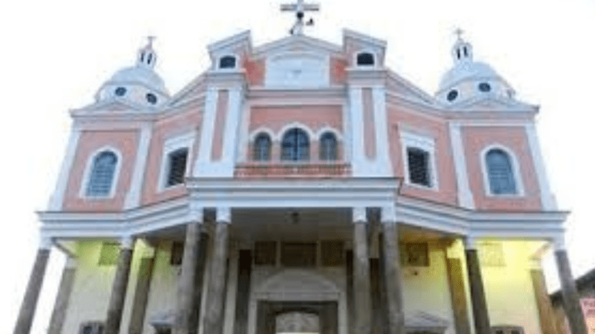 Imagem colorida mostra fachada da Igraja de São José na Praça 14 onde um homem foi preso durante a realização de uma missa