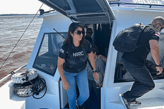 Imagem colorida mostra efetivo da SSP-AM chegando em Parintins