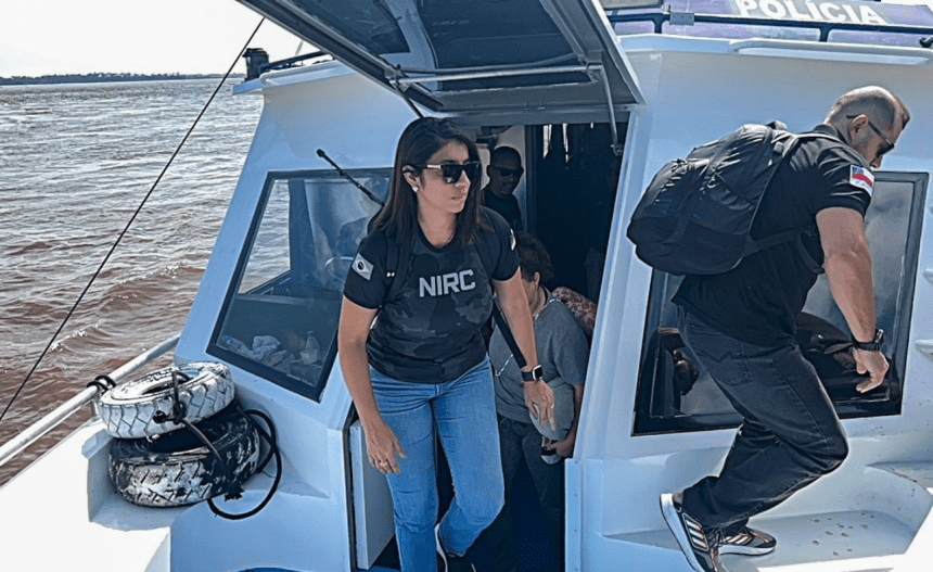 Imagem colorida mostra efetivo da SSP-AM chegando em Parintins