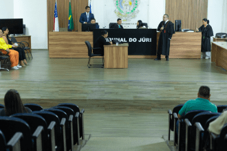 Imagem colorida mostra Tribunal do júri sobre caso de incêndio em lotérica em 2022