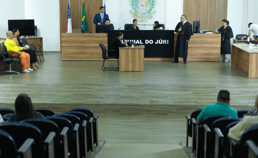 Imagem colorida mostra Tribunal do júri sobre caso de incêndio em lotérica em 2022