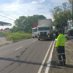 Imagem colorida mostra fiscalização de veículos pesados na avenida Ephigênio Salles