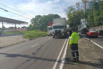 Imagem colorida mostra fiscalização de veículos pesados na avenida Ephigênio Salles