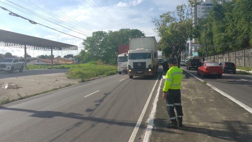 Imagem colorida mostra fiscalização de veículos pesados na avenida Ephigênio Salles