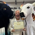 Imagem colorida mostra Milton Cunha com os dois bois de Parintins