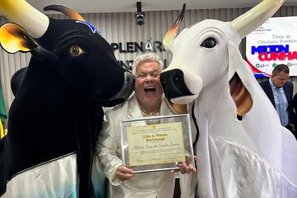 Imagem colorida mostra Milton Cunha com os dois bois de Parintins