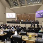 Imagem colorida mostra sessão da Aleam onde foi discutido sobre o desconto de IPVA no Amazonas para carros elétricos