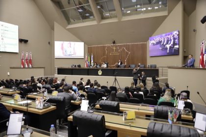 Imagem colorida mostra sessão da Aleam onde foi discutido sobre o desconto de IPVA no Amazonas para carros elétricos