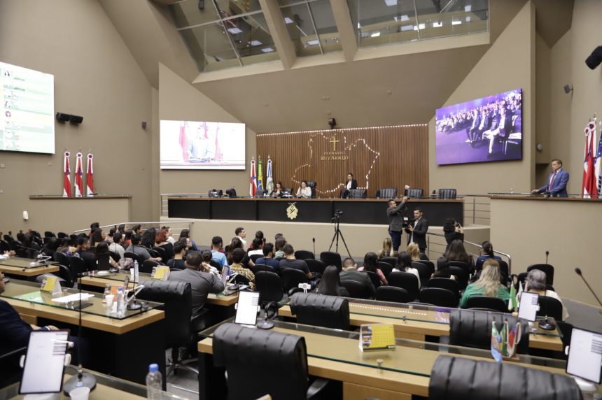 Imagem colorida mostra sessão da Aleam onde foi discutido sobre o desconto de IPVA no Amazonas para carros elétricos