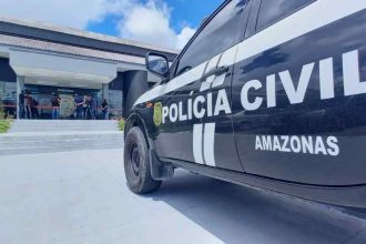 Imagem colorida mostra entrada da DEHS onde homem prestou depoimento por morte da mãe