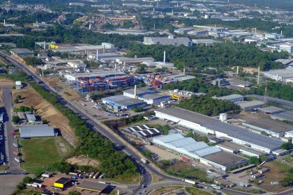 Imagem colorida mostra vista aérea do Polo Industrial de Manaus