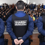 Imagem colorida mostra grande efetivo da Guarda Municipal