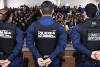 Imagem colorida mostra grande efetivo da Guarda Municipal