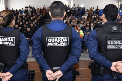 Imagem colorida mostra grande efetivo da Guarda Municipal